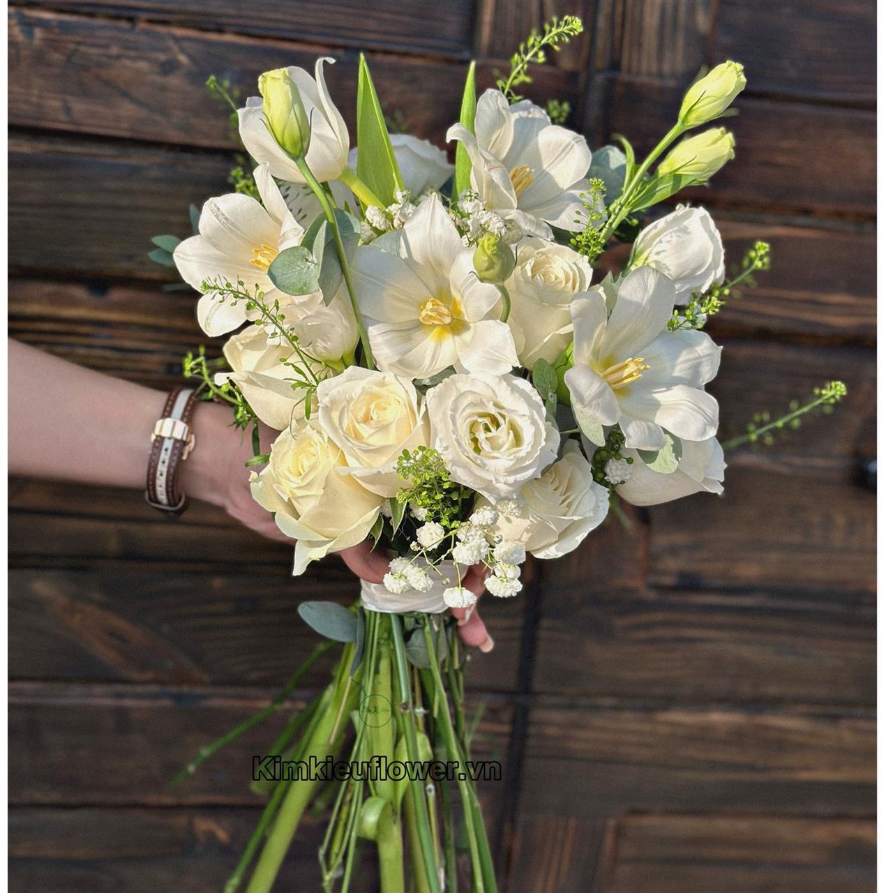 Bó hoa cưới tulip trắng - mang vẻ đẹp tinh khôi, biểu tượng cho tình yêu trong sáng và vĩnh cữu